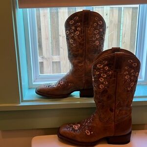 SHYANNE floral boots!!!